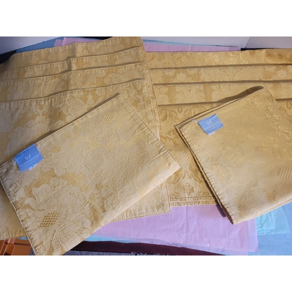 Wedgwood Gold Damask Jacquard Linen Lot 10 (5) 18x18 Napkins (5) 17x12 Placemats